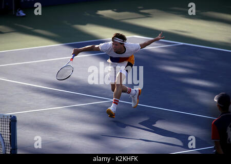 New York, Vereinigte Staaten. 31 Aug, 2017. US Open Tennis: New York, 31. August 2017 - Österreichs Dominic Thiem während seines zweiten runden Match gegen Taylor Frtiz der Vereinigten Staaten bei den US Open in Flushing Meadows, New York. Quelle: Adam Stoltman/Alamy leben Nachrichten Stockfoto