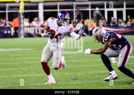 Foxborough, Massachusetts, USAAugust31, 2017: New York Giants zurück laufen Shane Vereen (34) versucht durch die New England Patriots Defensive zurück Kenny Moore II zu erhalten (42) Während der Saison NFL Spiel zwischen den New York Giants und die New England Patriots im Gillette Stadium in Foxborough Massachusetts. Die Riesen besiegen die Patrioten 40-38. Eric Canha/Cal Sport Media/Alamy leben Nachrichten Stockfoto