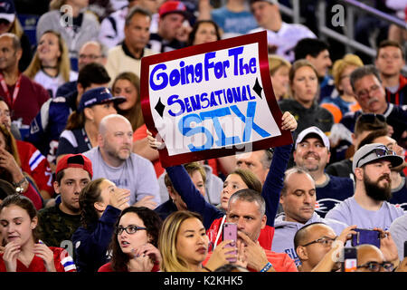 Foxborough, Massachusetts, USAAugust 31, 2017: A New England Patriots fan hält ein Schild in der Pre-Saison NFL Spiel zwischen den New York Giants und die New England Patriots im Gillette Stadium in Foxborough Massachusetts. Die Riesen besiegen die Patrioten 40-38. Eric Canha/Cal Sport Media/Alamy leben Nachrichten Stockfoto
