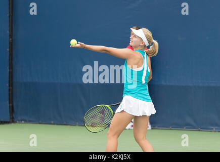 New York, NY, USA. 31. August 2017: Daria Gavrilova von Australien dient während der Match gegen Shelby Rogers der USA bei uns Offene Meisterschaften an Billie Jean King National Tennis Center Credit: Lev radin/Alamy leben Nachrichten Stockfoto