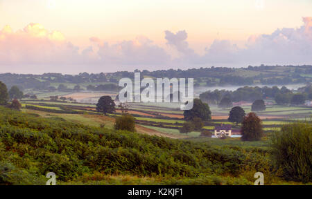 Flintshire, Wales am 1. September 2017. UK Wetter. Mit der meteorologischen stat bis Herbst ab heute Mutter Natur Lassen Sie sich von Teilen des Vereinigten Königreichs Wissen mit einem kühlen Start- und Nebel über viele Teile einschließlich der ländlichen Flintshire und das Dorf Rhes-y-Cae © DGDImages/Alamy leben Nachrichten Stockfoto
