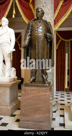 Statue von Zebulon Vance, das Teil der National Statuary Hall Collection in der United States Capitol in Washington, DC am Donnerstag, 31. August 2017. Die Statue von Gouverneur Vance wurde die Sammlung durch den Staat North Carolina im Jahre 1916. Die Sammlung besteht aus 100 Statuen, zwei von jedem Zustand. Von denen zwölf zeigen Konföderierten Führer. Die Statuen sind umstritten und es Anrufe für ihre Entfernung aus dem US Capitol. Credit: Ron Sachs/CNP - KEINE LEITUNG SERVICE - Foto: Ron Sachs/konsolidierte News Fotos/Ron Sachs - CNP Stockfoto