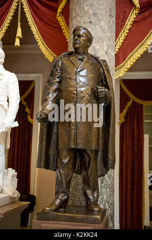 Statue von Zebulon Vance, das Teil der National Statuary Hall Collection in der United States Capitol in Washington, DC am Donnerstag, 31. August 2017. Die Statue von Gouverneur Vance wurde die Sammlung durch den Staat North Carolina im Jahre 1916. Die Sammlung besteht aus 100 Statuen, zwei von jedem Zustand. Von denen zwölf zeigen Konföderierten Führer. Die Statuen sind umstritten und es Anrufe für ihre Entfernung aus dem US Capitol. Credit: Ron Sachs/CNP - KEINE LEITUNG SERVICE - Foto: Ron Sachs/konsolidierte News Fotos/Ron Sachs - CNP Stockfoto