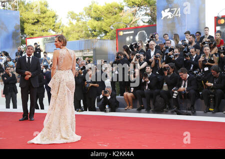 Kristen Wiig Besuch des 'Downsizing' Premiere und Eröffnung der 74. Internationalen Filmfestspielen von Venedig im Palazzo del Cinema am 30. August 2017 in Venedig, Italien. | Verwendung weltweit Stockfoto