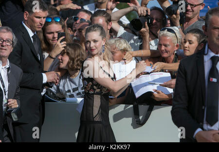 Venedig, Italien. 31 Aug, 2017. Amanda Seyfried besucht die Premiere des Films 'Erste Reformierte' während des 74. Filmfestival von Venedig Palazzo del Cinema in Venedig, Italien, am 31. August 2017. - Keine Leitung Service · Foto: Hubert Boesl/dpa/Alamy leben Nachrichten Stockfoto