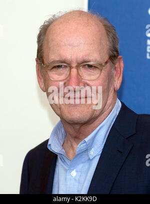 Venedig, Italien. 31 Aug, 2017. Schauspieler Richard Jenkins besucht die Photocall zum Film" die Form des Wassers' das 74. Filmfestival von Venedig Palazzo del Casino in Venedig, Italien, am 31. August 2017. - Keine Leitung Service · Foto: Hubert Boesl/dpa/Alamy leben Nachrichten Stockfoto