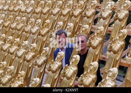 Nürnberg, Deutschland. 1. Sep 2017. Das Konzept Künstler Ottmar Hoerl (R) und der Bayerische Minister für innere Angelegenheiten Markus Soeder stehen zwischen Goldene Madonna Figuren in Nürnberg, Deutschland, 1. September 2017. Hoerl's Kunst Performance mit 600 Goldene Madonna Abbildungen auf einer 80 Meter langen Plattform wird zwei Wochen vor dem Germanischen Nationalmuseum gezeigt werden. Foto: Daniel Karmann/dpa/Alamy leben Nachrichten Stockfoto