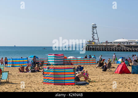 Bournemouth, Dorset, Großbritannien. September 2017. Wetter in Großbritannien: Schöner, warmer, sonniger Tag am Bournemouth Beach - Besucher kommen früh an, um einen guten Platz für den zweiten Tag des Bournemouth Air Festivals an der Südküste zu finden. Quelle: Carolyn Jenkins/Alamy Live News Stockfoto