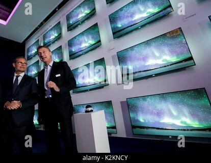 Berlin, Deutschland. 1. Sep 2017. Der Regierende Buergermeister von Berlin, Michael Müller (L) ist TV-Geräte der neuesten Generation auf dem Stand der Firma "Philips", durch den Vorsitzenden des Philips TV-Vision Henrik Koehler, auf der IFA Industrielle Ausstellung in Berlin, Deutschland, 1. September 2017 2017 gezeigt. Foto: Kay Nietfeld/dpa/Alamy leben Nachrichten Stockfoto