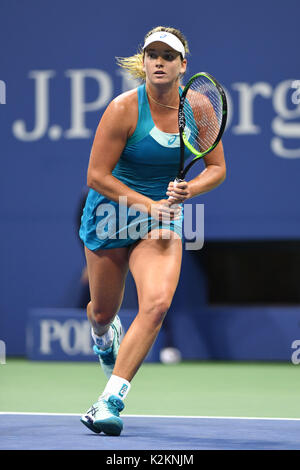 FLUSHING NY - 31. August: CoCo Vandewedhe Vs Ons Jabeur auf Arthur Ashe Stadium während der US Open am USTA Billie Jean King National Tennis Center am 31. August 2017 in Flushing Queens. Quelle: MPI04/MediaPunch Stockfoto