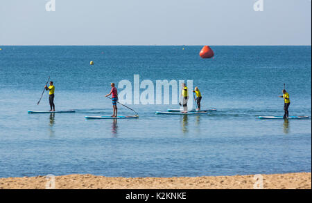 Boscombe, Bournemouth, Dorset, Großbritannien. 1. Sep 2017. UK Wetter: schön warmen sonnigen Tag in Bournemouth - paddleboarders Credit: Carolyn Jenkins/Alamy leben Nachrichten Stockfoto