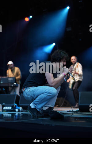 UK. 31 Aug, 2017. Lias Saudi von Moonlandingz live auf der Bühne am Holz 2017 Ende der Straße Festival in Larmer Tree Gardens in Dorset. Foto Datum: Donnerstag, 31. August 2017. Photo Credit: Roger Garfield/Alamy Stockfoto