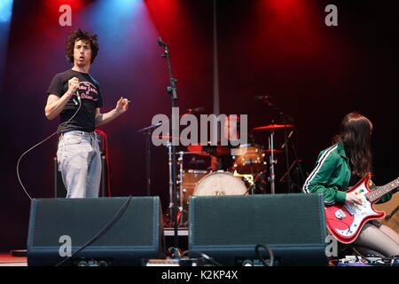 UK. 31 Aug, 2017. Moonlandingz live auf der Bühne am Holz 2017 Ende der Straße Festival in Larmer Tree Gardens in Dorset. Foto Datum: Donnerstag, 31. August 2017. Photo Credit: Roger Garfield/Alamy Stockfoto