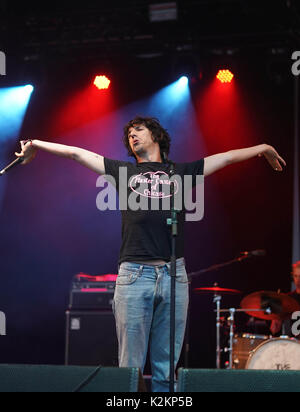 UK. 31 Aug, 2017. Lias Saudi von Moonlandingz live auf der Bühne am Holz 2017 Ende der Straße Festival in Larmer Tree Gardens in Dorset. Foto Datum: Donnerstag, 31. August 2017. Photo Credit: Roger Garfield/Alamy Stockfoto