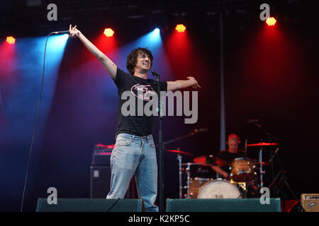 UK. 31 Aug, 2017. Lias Saudi von Moonlandingz live auf der Bühne am Holz 2017 Ende der Straße Festival in Larmer Tree Gardens in Dorset. Foto Datum: Donnerstag, 31. August 2017. Photo Credit: Roger Garfield/Alamy Stockfoto