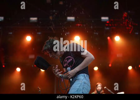 UK. 31 Aug, 2017. Lias Saudi von Moonlandingz live auf der Bühne am Holz 2017 Ende der Straße Festival in Larmer Tree Gardens in Dorset. Foto Datum: Donnerstag, 31. August 2017. Photo Credit: Roger Garfield/Alamy Stockfoto