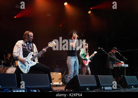 UK. 31 Aug, 2017. Moonlandingz live auf der Bühne am Holz 2017 Ende der Straße Festival in Larmer Tree Gardens in Dorset. Foto Datum: Donnerstag, 31. August 2017. Photo Credit: Roger Garfield/Alamy Stockfoto