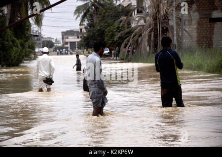 Karachi, Pakistan. 1. Sep 2017. Bewohner durch das Hochwasser im Süden der pakistanischen Hafenstadt Karatschi Wade an Sept. 1, 2017. Not in der pakistanischen Hafenstadt Karachi im Süden erklärt worden ist, als schwere Monsunregen setzte die Stadt am Donnerstag zu peitschen, lokale Berichte und fügte hinzu, dass die lokale Regierung die pakistanische Armee um Hilfe gebeten hat. Credit: Masroor/Xinhua/Alamy leben Nachrichten Stockfoto