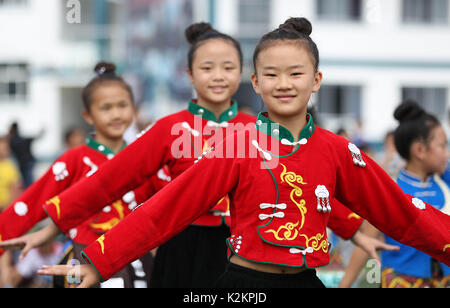 Qiandongnan der chinesischen Provinz Guizhou. 1. Sep 2017. Die Teilnehmer führen einen Tanz von Miao ethnische Gruppe an Yangwu Grundschule in Danzhai County von Miao und Dong Autonomen Bezirks Qiandongnan, Südwesten Chinas Provinz Guizhou, Sept. 1, 2017. Schulen in China eröffnet in diesen Tagen nach den Sommerferien. Credit: Zhang Shuo/Xinhua/Alamy leben Nachrichten Stockfoto