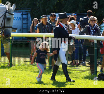 Stamford, Großbritannien. 01 Sep, 2017. Mia Tindall mit ihrer Mutter Zara Tindall nach dem Ritt sie hohe Königreich während ihrer Dressur Bühne im Land Rover Burghley Horse Trials an Tag zwei der 3-tägigen Veranstaltung in Burghley House in Stamford, Lincolnshire am 1. September 2017. Credit: Paul Marriott/Alamy leben Nachrichten Stockfoto