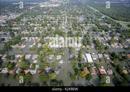 Houston, USA. 31 Aug, 2017. Hochwasser in der Nachmahd des Hurrikans Harvey surround Wohnungen in einer Unterteilung am 31. August 2017 in Houston, Texas. Credit: Planetpix/Alamy leben Nachrichten Stockfoto