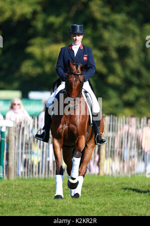 Stamford, Großbritannien. 01 Sep, 2017. Zara Tindall auf hohen Königreich vor ihrem Dressur Bühne im Land Rover Burghley Horse Trials an Tag zwei der 3-tägigen Veranstaltung in Burghley House in Stamford, Lincolnshire am 1. September 2017. Credit: Paul Marriott/Alamy leben Nachrichten Stockfoto