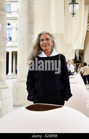 Paris, Frankreich. 31 Aug, 2017. Parfümeur Chantal Sanier Posen für Fotos mit ihren Installationen ausgestellt am königlichen Palast in Paris, Frankreich, 31. August 2017. Die Ausstellung ubodore: die Nase in der Geschichte" durch das nationale Denkmal Center Hosted zeigt 10 Berühmtheiten in der französischen Geschichte, einschließlich Richelieu, Ludwig XIV., Moliere usw., in der Art und Weise der verschiedenen Düften erstellt von parfümeur Chantal Sanier. Diese Ausstellung wurde an der Königlichen Palast, freier Eintritt für Besucher gibt und bis Sept. 21. Credit: Chen Yichen/Xinhua/Alamy leben Nachrichten Stockfoto