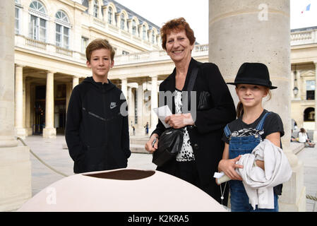 Paris, Frankreich. 31 Aug, 2017. Eine Familie besucht die Ausstellung im Palais Royal in Paris, Frankreich, August 31, 2017. Die Ausstellung ubodore: die Nase in der Geschichte" durch das nationale Denkmal Center Hosted zeigt 10 Berühmtheiten in der französischen Geschichte, einschließlich Richelieu, Ludwig XIV., Moliere usw., in der Art und Weise der verschiedenen Düften erstellt von parfümeur Chantal Sanier. Diese Ausstellung wurde an der Königlichen Palast, freier Eintritt für Besucher gibt und bis Sept. 21. Credit: Chen Yichen/Xinhua/Alamy leben Nachrichten Stockfoto