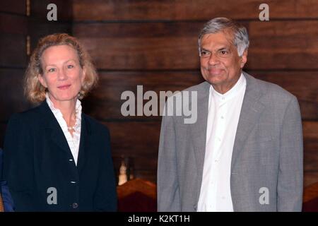 Colombo, Sri Lanka. 1. Sep 2017. Sri Lanka's Premierminister Ranil Wickremesinghe (R) trifft sich mit einem Besuch in den USA wirkenden Staatssekretär Alice Brunnen in Colombo, Sri Lanka, auf Sept. 1, 2017. Credit: Gayan Pattin/Xinhua/Alamy leben Nachrichten Stockfoto