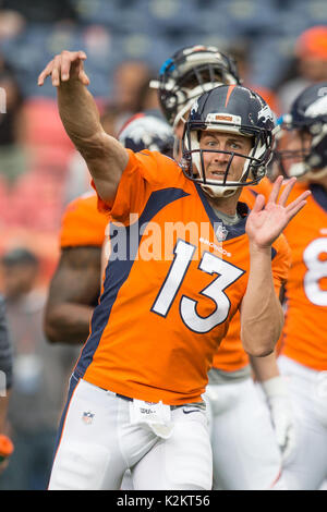 31. August 2017: Denver Broncos quarterback Trevor Siemian (13) Während vor dem Spiel warm up eines NFL preseason matchup zwischen den Arizona Cardinals und die Denver Broncos am Sport Behörde Feld bei Mile High Stadium Denver CO, Scott D Stivason/Cal Sport Media Stockfoto