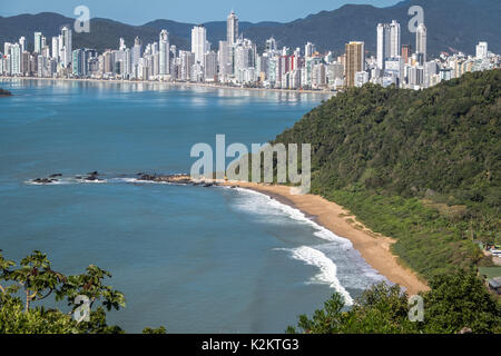 Luftaufnahme von Strand Praia do Buraco (Praia do Praia do Buraco) und Foz do Iguaçu Skyline der Stadt - Balneário Camboriú, Santa Catarina, Brasilien Stockfoto