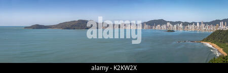 Panoramablick auf das Luftbild von Balneario Camboriu Skyline der Stadt und den Strand Praia do Buraco (Praia do Praia do Buraco) - Balneário Camboriú, Santa Catarina, Brasilien Stockfoto