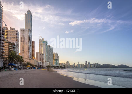 Foz do Iguaçu Strand und die Skyline im Sonnenuntergang - Balneário Camboriú, Santa Catarina, Brasilien Stockfoto