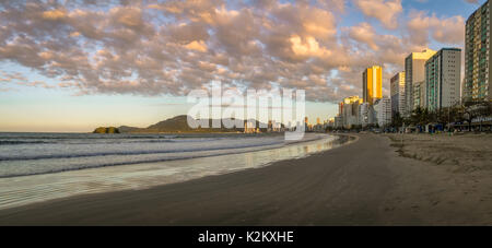 Panoramablick auf Strand Balneario Camboriu und Skyline bei Sonnenuntergang - Balneário Camboriú, Santa Catarina, Brasilien Stockfoto