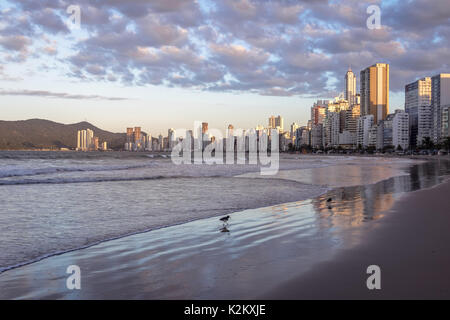 Foz do Iguaçu Strand und die Skyline im Sonnenuntergang - Balneário Camboriú, Santa Catarina, Brasilien Stockfoto