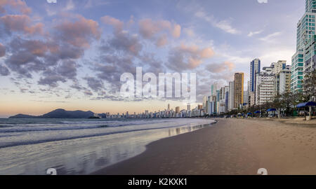 Panoramablick auf Strand Balneario Camboriu und Skyline bei Sonnenuntergang - Balneário Camboriú, Santa Catarina, Brasilien Stockfoto