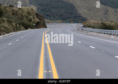 Multi Lane Highway in den Anden von Ecuador form Quito nach Papallacta Stockfoto