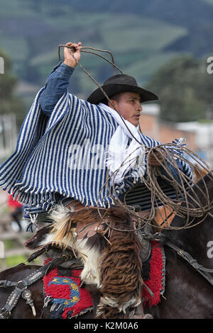 Juni 3, 2017 Machachi, Ecuador: Cowboy in Feld traditionell gekleidete Umgang mit Lasso zu Pferd Stockfoto