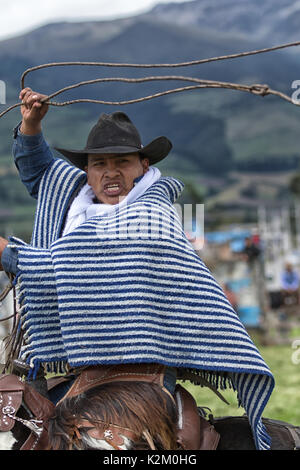 Juni 3, 2017 Machachi, Ecuador: Nahaufnahme von Cowboy in Feld traditionell gekleidete Umgang mit Lasso zu Pferd in den Hochanden Stockfoto