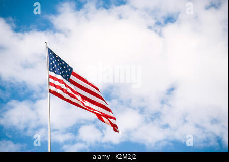 Amerikanische Flagge mit bewölktem Himmel Hintergrund Stockfoto