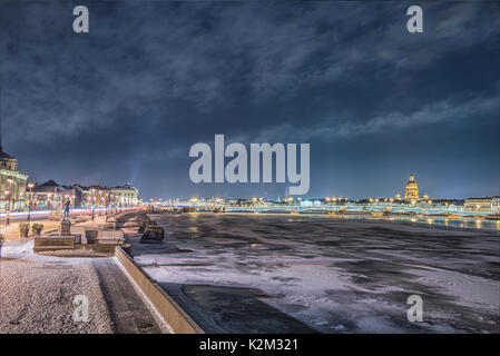 Verkündigung-Brücke, die Zugbrücke, die Brücke über den Fluss Newa, Sankt Petersburg, Russland. Stockfoto