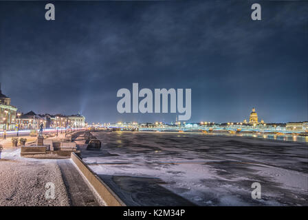 Verkündigung-Brücke, die Zugbrücke, die Brücke über den Fluss Newa, Sankt Petersburg, Russland. Stockfoto