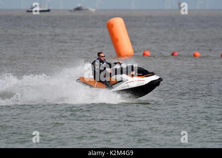 Tendring District Council Beach Patrol Jet Ski auf der Clacton Airshow. Clacton auf See, Essex. Anzeigelinie Bojen darüber hinaus Stockfoto