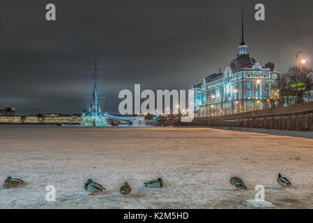 Kreuzer Aurora in der Nacht in St. Petersburg. Die Inschrift auf der Leiter: 1 Rang 393 der Baltischen Flotte 'Aurora' Stockfoto