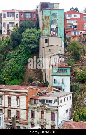 Reihe von Gebäuden bei einem steilen Hügel in Valparaiso, Chile Stockfoto