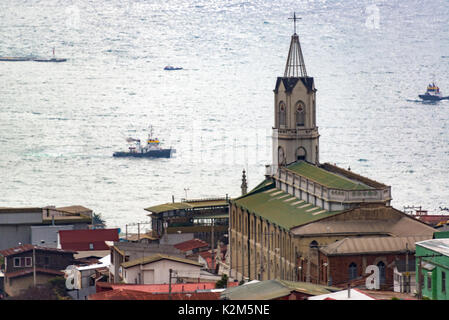 Alte Kirche in Valparaiso, Chile mit dem Pazifik im Hintergrund Stockfoto