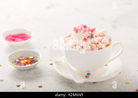 Rosa Einhorn heiße Schokolade mit Marshmallows und Streuseln Stockfoto