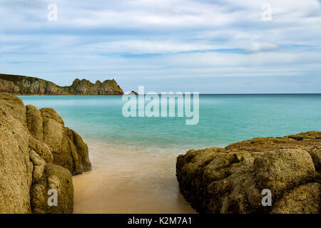 Porthcurno Spätsommer, Cornwall, UK eine idyllische Nachmittag auf den spektakulären goldenen Sand und turqouise Meere der Porthcurno. Stockfoto