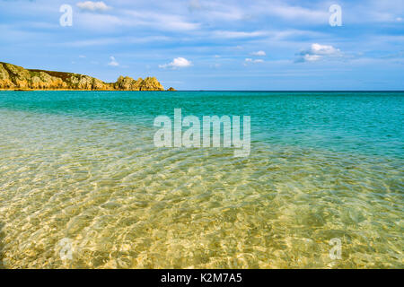 Porthcurno Spätsommer, Cornwall, UK eine idyllische Nachmittag auf den spektakulären goldenen Sand und turqouise Meere der Porthcurno. Stockfoto