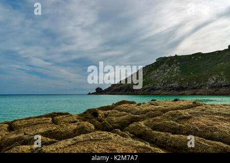 Porthcurno Spätsommer, Cornwall, UK eine idyllische Nachmittag auf den spektakulären goldenen Sand und turqouise Meere der Porthcurno. Stockfoto